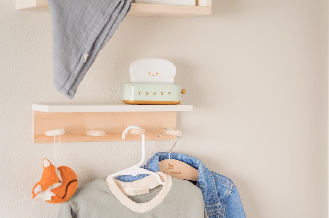 Vêtements d'enfant préparés sur une patère avant le départ à la crèche
