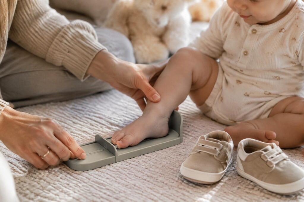 découvrez comment mesurer le pied de bébé et choisir la bonne pointure pour ses premiers souliers, afin de lui offrir confort et liberté de mouvement.